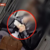 [영상] 아침 출근길, 지하철 안에서 매일 메뉴 바꿔가며 아침 먹는 여성... 처벌 가능?