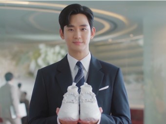 눈물의여왕 김수현 선물 김지원 로저비비에 신발 버클 스니커즈 가격은?