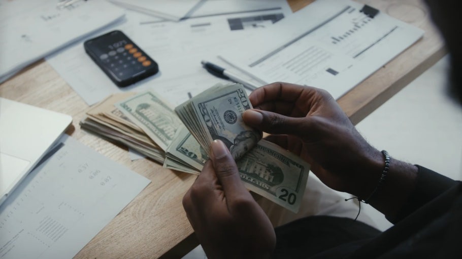 고객이 맡긴 돈을 은행이 운용하되, 동일 금액을 반환할 의무가 있습니다. 즉, 은행은 ‘보관’의 의무와 ‘환급’의 의무를 동시에 수행하며, 계약이 성립하는 순간부터 소비임치계약이 발생합니다.