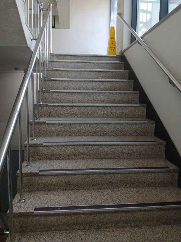 논리적인(혹은 무뚝뚝한) ISTJ 먼저 잘 고백하지 않아요.