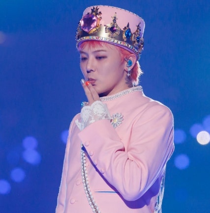 Berita tentang donasi G-Dragon yang juga dalam skala unik.