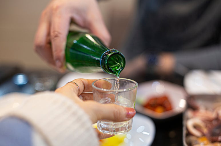 4. 꼬리부분을 떨어뜨린 사람 우측사람은 벌칙으로 소주 한잔을 마신다.