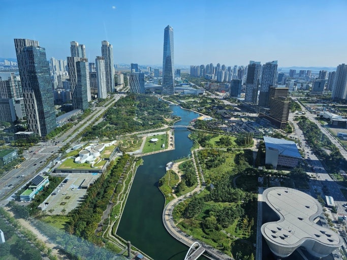 Toàn cảnh thành phố Incheon hiện đại với những tòa nhà chọc trời và không gian xanh.