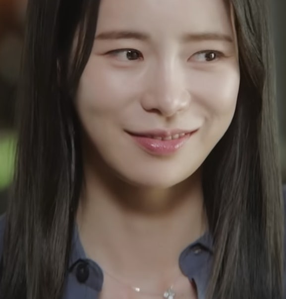 서리에게 서프라이즈 목걸이를 선물하는 차세계