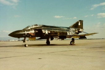 저고도 고속비행하는 F-4J 팬텀