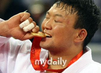 '몽골의 양정모' 나이단, 사상 첫 올림픽 금메달…국가 전체 축제분위기