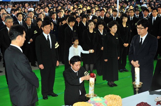 정청래 의원, 노무현 대통령 묘역에서 눈물 흘리다