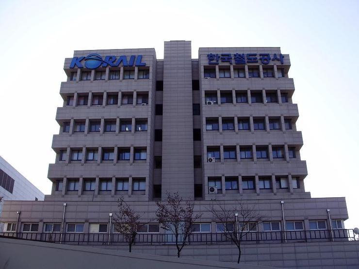 코레일 서울본부 건물 지하서 화재 발생, 인명피해 없어 - 서울역 주변 교통 통제 중