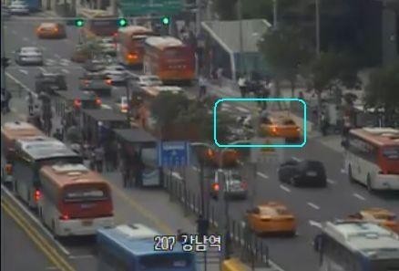 강남대로 교보타워사거리 오토바이-버스 충돌로 60대 운전자 사망, 경찰과 소방 당국 조사