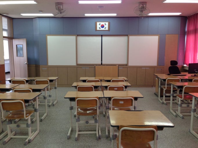 학교에서 학생들이 수업을 받는 모습과 관련된 이미지