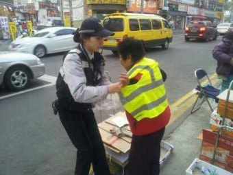 효성지구대 폐지수집노인 야광조끼 배부