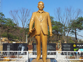 박정희 前 대통령 동상 구미 생가서 공개