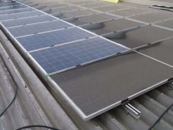 먼지, 재가 태양광 모듈을 덮어 발전량 30% 하락