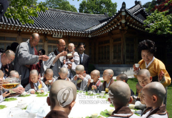 권양숙 여사와 김윤옥 여사의 대접차이