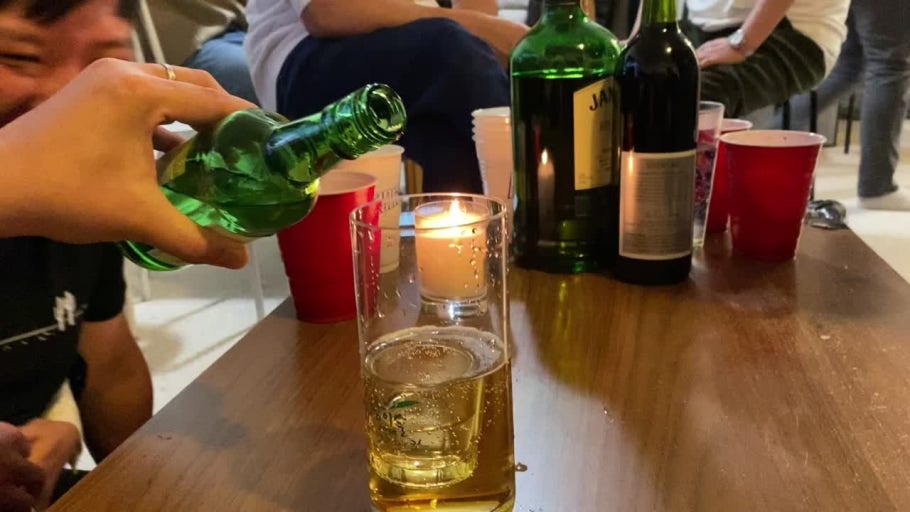 5. 게임 2단계 : 소주잔에 소주를 따르다 소주잔이 맥주 속으로 가라앉으면 벌칙자 당첨!