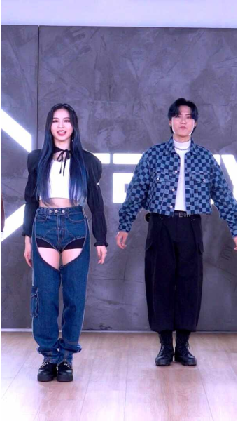 [NMIXX] 220523 * 엔믹스 X 유튜버 Ellen and Brian  (멤버들 셀카)
