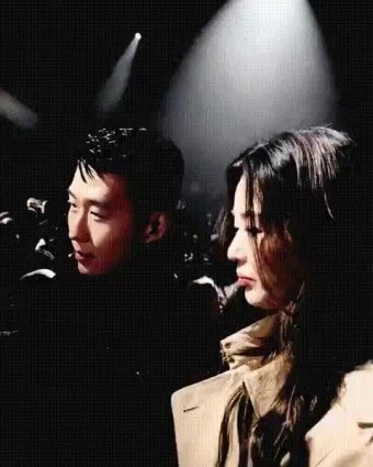 전지현 손흥민 투샷이 가능하다고? 함께 포착된 다니엘리의 버버리 데뷔컬렉션