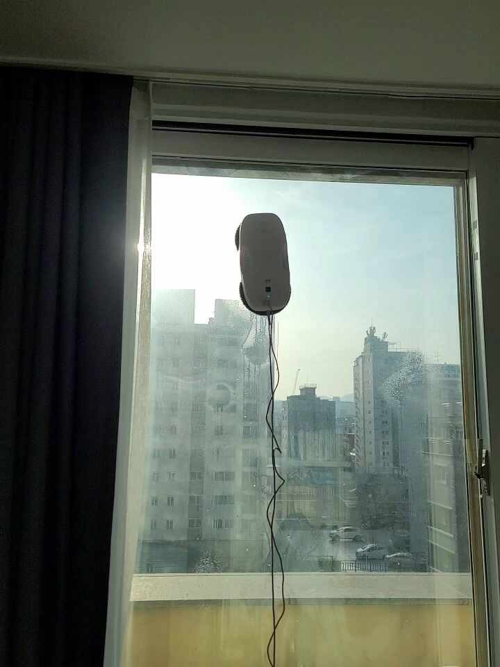 배우 소이현, 유레카를 통해 오로와 창문로봇청소기 소개