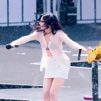 권은비 워터밤 비키니 & 가디건 정보! 버버리 수영복 휴양지룩