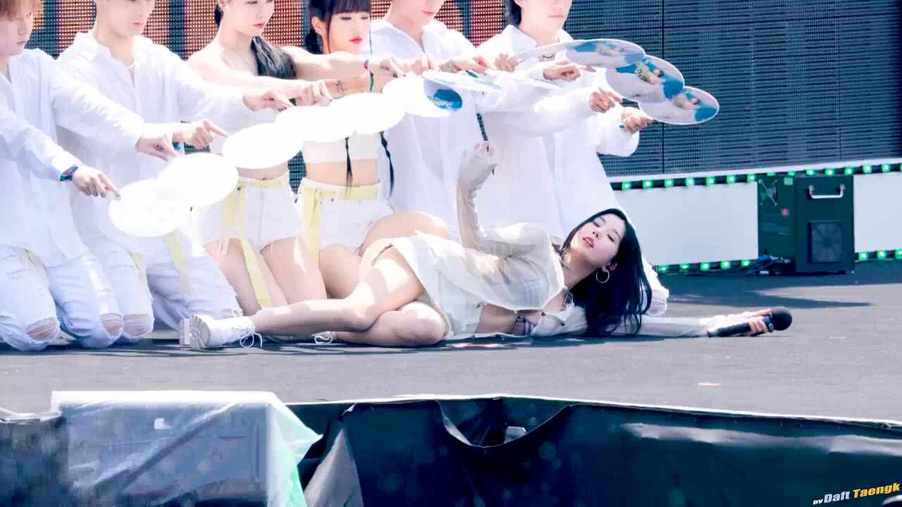 가수 권은비, 워터밤 여신 명성 이어받아 섬머룩 선보여 화제!