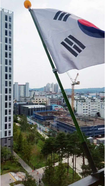 광복절에 태극기 휘날리며