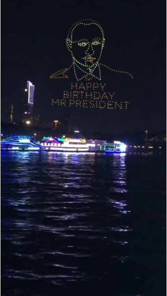 중국 오늘 블라디미르 푸틴의 생일을 축하하기 위해 중국에서 화려한 설치물이 선보였다.