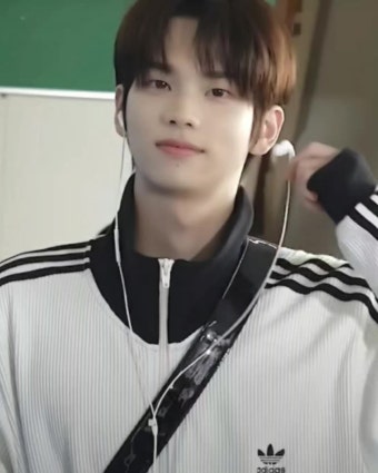 투어스(TWS) 신유 아디다스 집업 자켓 패션 정보