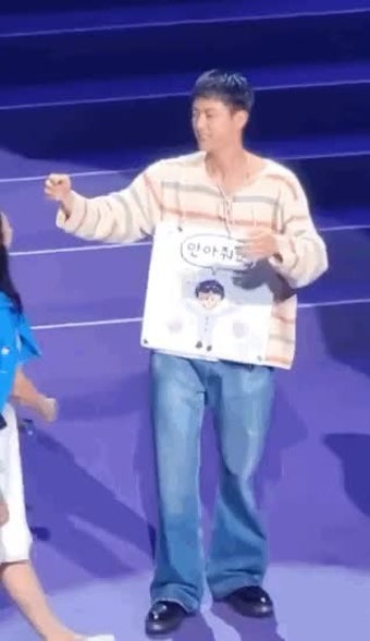BTS(방탄소년단) 진 전역기념 허그회 중 기습 뽀뽀 시도하는 팬?! (+ 뽀뽀시도 영상 포함, 비매너 팬에 비난 속출)