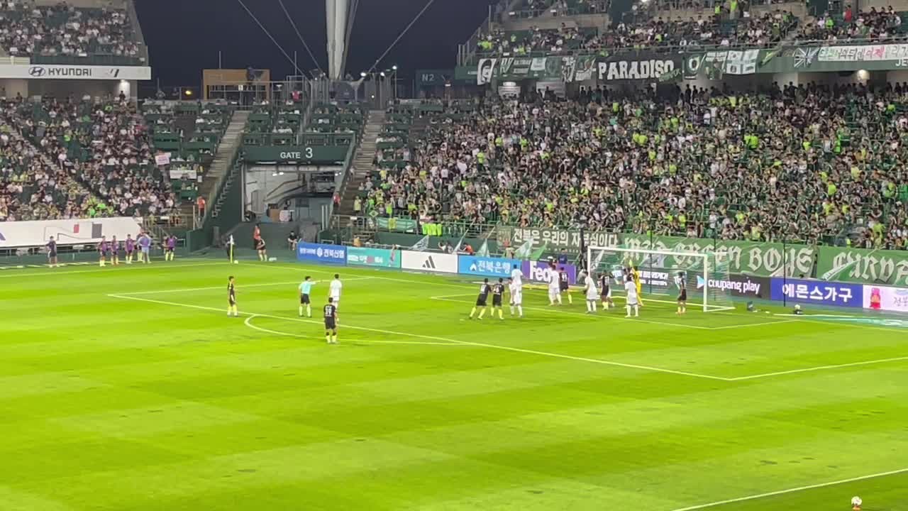 한국 축구, 전북 vs 울산 더비 화려한 접전...울산 역전승에 환호, 전북 팬들 논란