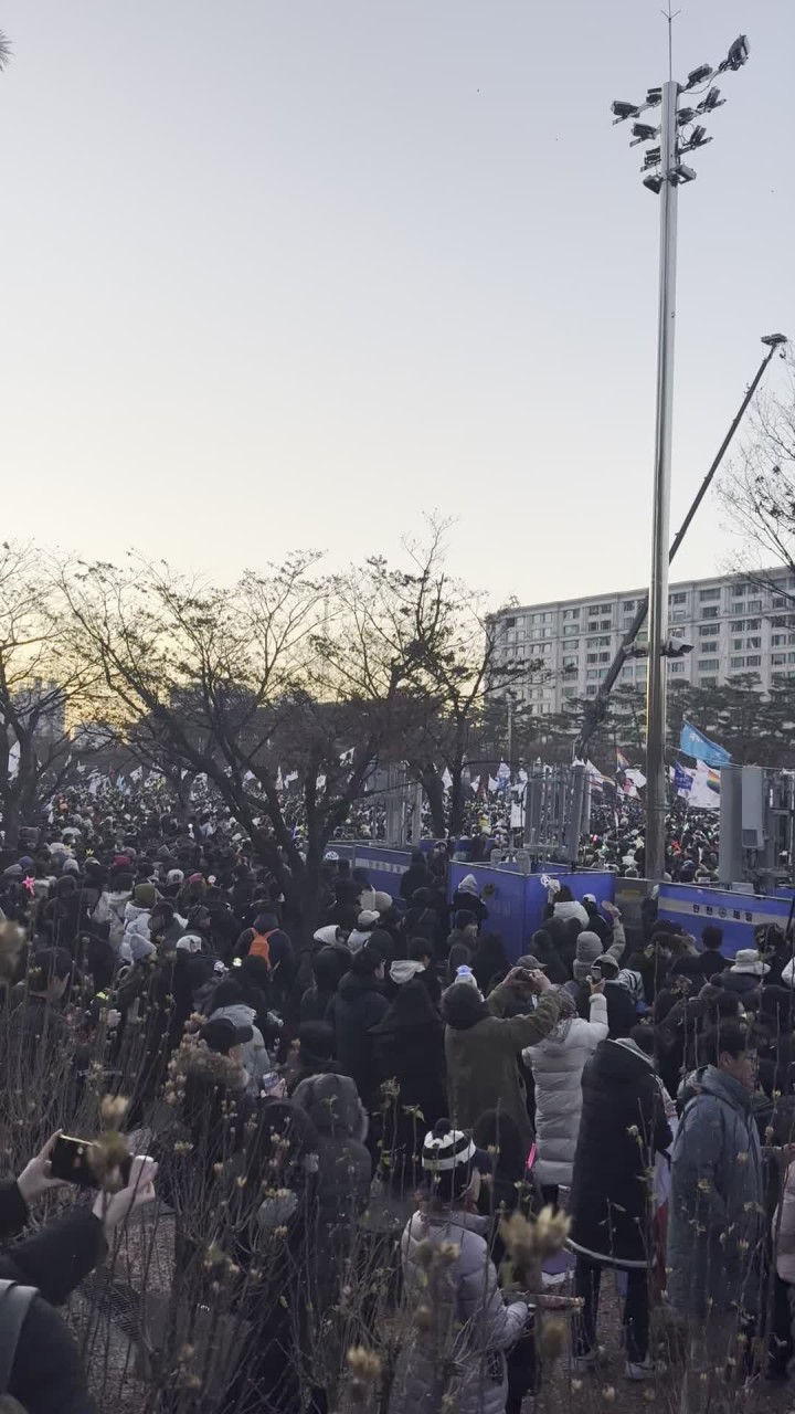 서울 중앙대 정문서 윤석열 대통령 탄핵 찬반 집회, 외부인 참석으로 아수라장