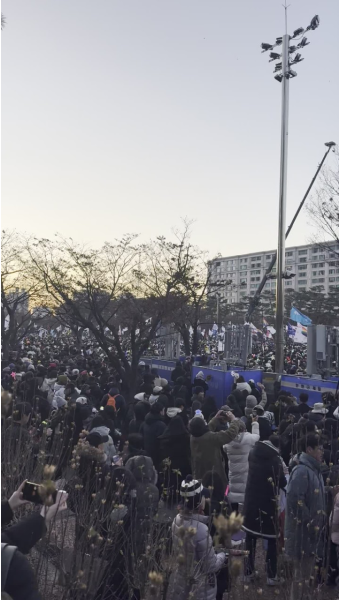 서울 중앙대 정문서 윤석열 대통령 탄핵 찬반 집회, 외부인 참석으로 아수라장