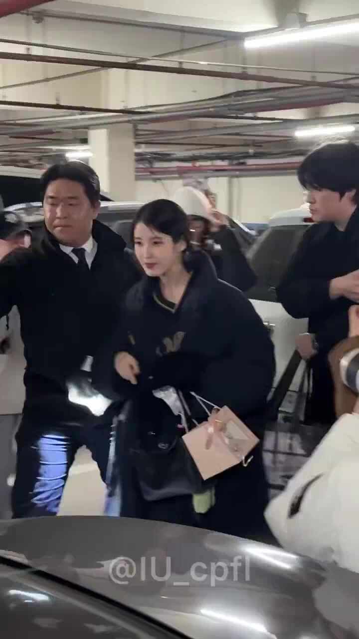 박보검 ＆ 아이유, 산골 소년의 사랑 이야기 무대서 귀여운 교복 차림으로 화제!