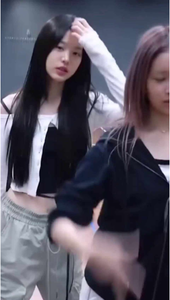 수수한 모습으로 안무연습하는 장원영 레이