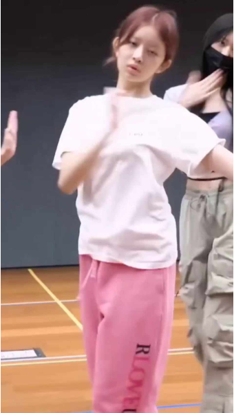 수수한 모습으로 안무연습하는 장원영 레이
