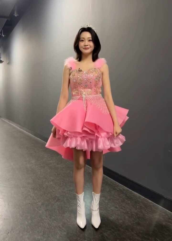 가수 홍지윤, 새 앨범 Jiyun is...으로 팬들의 마음 사로잡아 새벽차 뮤직비디오 티저 공개