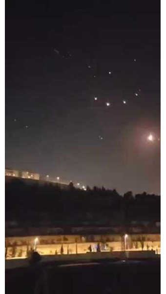오늘자) 이스라엘 본토를 타격하러 가는 이란의 미사일들