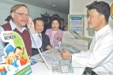 여관에서 통역전화 이용하는 외국인