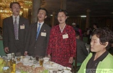 북측 노래에 어색한 남측