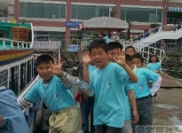 경남 함양군 안의초등학교 산골학생들이 바다 구경을 위해 통영을 찾아 즐거운 표정을                     지으며 유람선에 오르고 있다./이종민... 