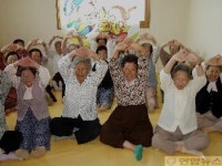 경로당에서 건강체조 배우는 할머니들