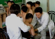 체질검사 받는 초등생들