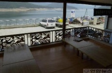 금강산댐 문제로 관광객 발길 끊어진 화천댐 주변 횟집
