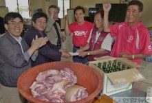 최진철선수 마을에 돼지고기 전달