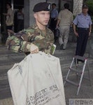 자료가지고 나오는 미군