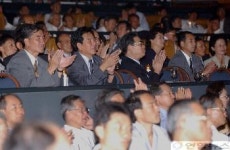 합동예술공연 관람하는 남북대표단