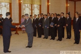 김대통령 신임 공관장 신임장수여