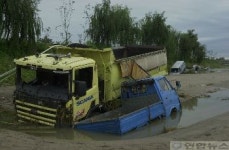 흙더미에 파묻힌 남대천 둔치 차량들