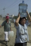 3일만에 식수받아오는 이재민 부부