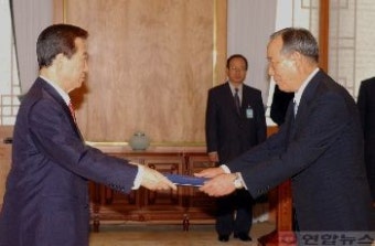 김대통령 김석수 총리서리에게 임명장수여