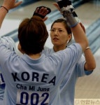 볼링여자3인종 우승 하이파이브